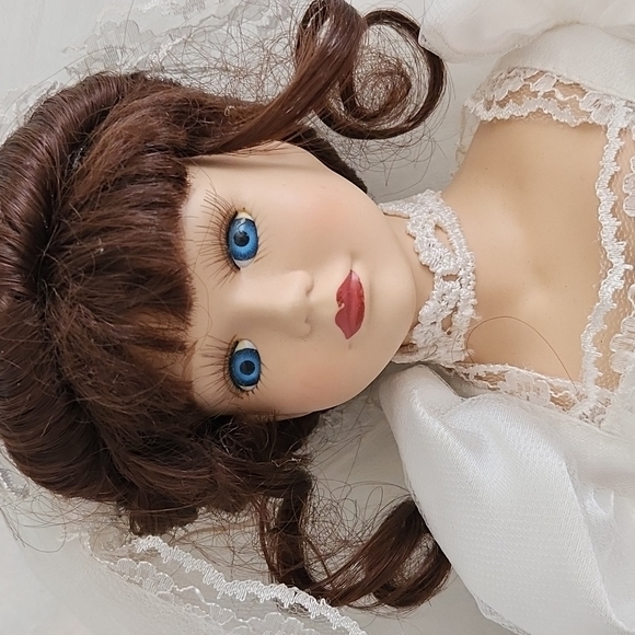 Vintage porcelain doll in wedding gown and veil. Approximately 17". - Picture 2 of 13